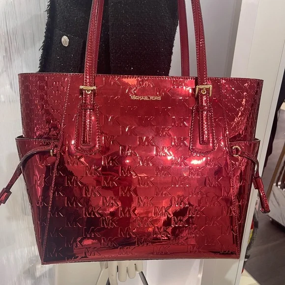 MICHAEL KORS Voyager Lg Metallic Logo Debossed EW Shoulder Tote Bag
Cherry
NWT - Picture 13 of 16